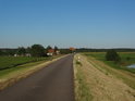Cyklostezka vede po pravobřežní ochranné hrázi Labe u osady Neuwerben.