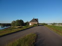 Domek na pravobřežní hrázi Labe, úplně vpravo Gnevsdorfer Vorfluter, poslední kanál mezi řekou Havel a Labe.