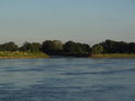 Na protějším pravém břehu je vidět ústí Parier Verbindungskanal je další spojnicí mezi řekou Labe a Elbe-Havel-Kanal.