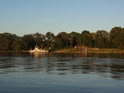 Přívozní plavidlo kotví na pravém břehu Labe u obce Ferchland.