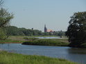 Pohled přes levobřežní rameno a Labe na Stadtkirche ve městě Jerichow, evangelický kostel.