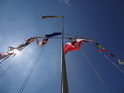 Vlajky na stožáru vlají, Slunce za nimi svítí na labské přístaviště, Hohenwarthe.