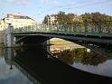 Pražský most přes řeku Labe patří v Hradci Králové k těm architektonicky velice zdařilým, na pravém břehu navazuje Gočárova třída a na levém pak ulice Mostecká.