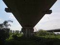 Spodek železničního mostu přes Labe ve městě Lutherstadt Wittenberg.