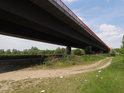 Pravobřežní suchá část silničního mostu přes Labe ve městě Lutherstadt Wittenberg.
