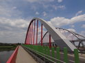 Silniční most přes Labe ve městě Lutherstadt Wittenberg nese silnici B2 a také cyklostezku.