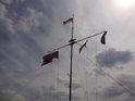Vlajkový stožár v přístavišti lodi Junker Jörg.