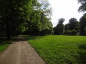 Cesta přes Herenkrugpark po pravém břehu Alte Elbe zhruba v úrovní splynutí se Stromelbe.