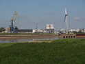 Jeřáb, hala, násypky, větrník, tak nějak můžeme vnímat Industrienhafen na levém břehu Labe.