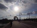 Odpolední Slunce nad mostem Stromelbe, Magdeburg.