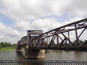 Hubbrücke vede šikmo přes Stromelbe, Magdeburg.
