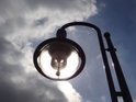 Lampa stíní Slunce pod mostem Neue Strombrücke.