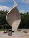 Fahnenmonument, vřetenová plastika na levém břehu Stromelbe, Magdeburg.