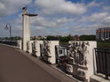 Der Fährmann, reliéfní sousoší na levém břehu Stromelbe, Magdeburg.