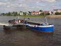 Loď Flussschifferkirche kotví u mobilního přístaviště na levém břehu Stromelbe, Magdeburg.