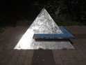 Plastika malá kovová pyramida na levém břehu Stromelbe, Magdeburg.