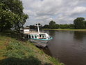 Loď Saxonia kotví při levém břehu Stromelbe, Magdeburg.