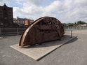 Rezavý kryt kolesa v muzejní expozici poblíž Handelhafen.