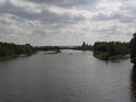 Labe ve městě Magdeburg se zase slévá v jeden tok. Zleva Alte Elbe, Stromelbe, vyústění přístavu Handelhafen.