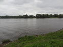 Labe nad levobřežní átokou Labe, používanou jako přístav Wassersportvereins Buckau Fermersleben.