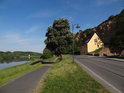 Labe přitéká k obci Diesbar-Seußlitz. Nádherné skály oddělují vinohrady výše.