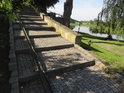 Nízké schody jsou součástí cyklostezky po pravém břehu Labe v obci Merschwitz.