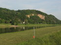 Nádherné pískovcové skály na levém břehu Labe pod městem Meißen.