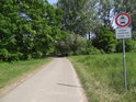Cyklostezka s povolením vjezdu pro některé stroje se nachází na levém břehu Labe pod obcí Dröschkau.