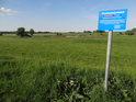 Informační cedule na levobřežní ochranné hrázi Labe nad městem Torgau.