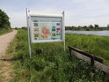 Plánek města Mühlberg a nějaká ta reklamní sdělení na ceduli při příjezdu k městu od silničního mostu přes Labe.