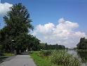 Cyklistická stezka při levém břehu Labe v Nymburce.