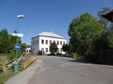 Most přes Opatovický kanál v obci Čeperka u hostince, v pozadí škola.