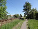 Železniční most nad Opatovickým kanálem v Čeperce i s vlakem z Pardubic do Hradce Králové a lávka pro pěší a cyklisty.