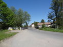 Druhý silniční most přes Opatovický kanál v obci Podůlšany.