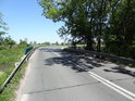Silniční most přes Opatovický kanál, silnice II/333 od Bohdanče, v dáli můžeme vidět kostel sv. Václava ve Starých Ždánicích.