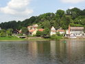 Malý potok Katzbach posiluje Labe zprava u osady Posta.