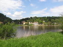 Labe v Pirně, naproti osada Posta a patrný pravobřežní přítok Katzbach.
