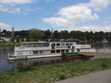 Restaurační a výletní loď Bastei kotví v přístavišti Pirna.