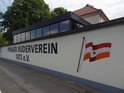 Zděný plot s nápisem Pirnaer Ruderverein, veslařského klubu v Pirně.