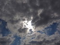 Dešťové mraky se honí se sluníčkem nad Pirnou.