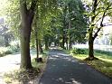 Zdvojená stezka pro cyklisty a pěší kolem lávky nad Poděbrady.