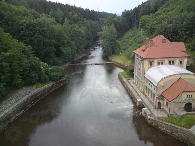 les-kralovstvi-04.jpg - Pohled z hráze na Labe, které se ubírá na Dvůr Králové, který odtud ovšem vzadu nelze zahlédnout.