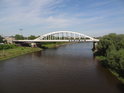 Železniční most Elbbrücke přes Labe u města Riesa po proudu řeky ze silničního mostu.