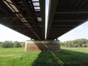 Spodek železničního  mostu přes Labe u města Riesa dává poznat, že se jedná o dva mosty, jejich označení je Elbbrücke I a Elbbrücke II.