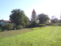 Kostel sv. Prokopa v obci Černěves na pravém břehu Labe byl původně románský a je to z něj znát podnes.