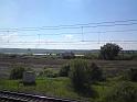 K pravému břehu nadjezí jezu České Kopisty byl v době stavebních prací dosti špatný přístup, podívejme se na něj tedy alespoň přes železniční trať.

