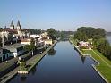 Plavební komora při jezu v Roudnici nad Labem se nachází při levém břehu řeky a od hlavního toku řeky ji odděluje ostrov. Vlevo kostel Narození Panny Marie.
