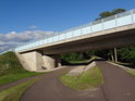 Stezka po koruně pravobřežní hráze Labe pod silničním mostem Vorlandbrücke Nord.