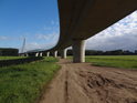 Suché pravobřežní pilíře silničního mostu přes Labe nad městem Schönebeck, zvaného Vorlandbrücke Nord.