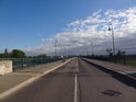 Silniční most Thälmannbrücke pohledem z levého břehu od Grünewalde na Schönebeck.